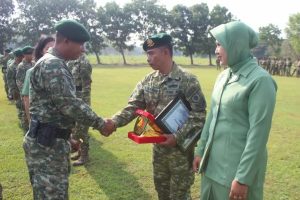 Tradisi Pelepasan dan Pemberian Penghargaan Kepada Prajurit Berprestasi Yonkav 8 Narasinga Wiratama