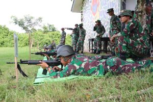 Asah dan Tingkatkan Kemampuan Tempur, Prajurit Lantamal XII dan Yormarhanlan Pontianak Latihan Menembak dan Renang Militer