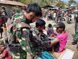 Pedagang Pasar Sehat, Satgas Yonif PR 305 Berikan Pelayanan Kesehatan