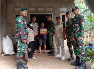 Peduli Korban Banjir Malang Selatan, Yonbekang 2 Kostrad Bagi Sembako Gratis