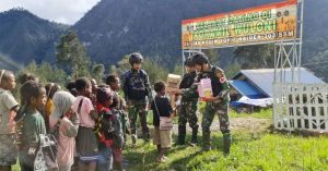 Pendistribusian Obat dan Makanan Sehat Untuk Masyarakat Papua Oleh Satgas Yonif R 303 Kostrad