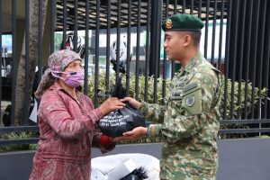 Maknai HUT ke-61 Brigif MR 6 Kostrad, Yonif MR 411 Kostrad Gelar Bakti Sosial