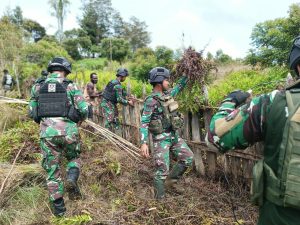 Menumbuhkan Semangat Gotong-Royong, Satgas Yonif R 321 Kostrad dan Masyarakat Membuat Pagar
