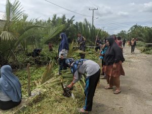 Cegah Banjir, Babinpotmar Lanal TBA Bersama Warga Gotong Royong Bersihkan Saluran Air