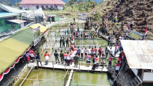 Peduli Ketahanan Pangan, Satgas Yonif PR 305 Kostrad Ajak dan Beri Contoh Warga Intan Jaya