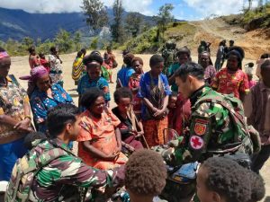 Datangi Gereja Tanah Putih, Satgas Yonif PR 305 Kostrad Bantu Masyarakat Papua