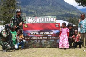 Sejahterakan Masyarakat Distrik Ilaga, Satgas Yonif R 303 Kostrad Terus Hadir Melalui Setia Berbagi