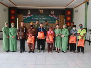 Bentuk Kepedulian Kepada Sesama, Yonif MR 412 Kostrad Bagikan Sembako Gratis