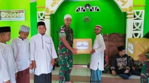 Wujud Kepedulian dan Perhatian, Satgas Yonarmed 1 Kostrad Bagikan Paket Sembako