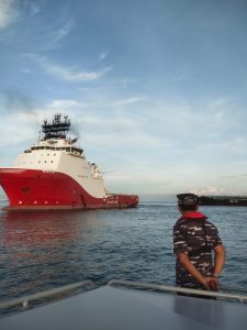 Danlanal Bintan Tinjau Proses Evakuasi Kapal Tanker MT. Young Yong Kandas Di Perairan Pulau Nipa