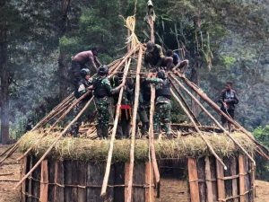 Gotong Royong Bersama Warga, Satgas Yonif R 303 Kostrad Bangun Honai