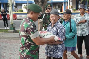 Bantu Perekonomian Masyarakat, Brigif Mekanis Raider 6 Kostrad Bagikan 100 Karung Beras Kepada Masyarakat Kota Solo