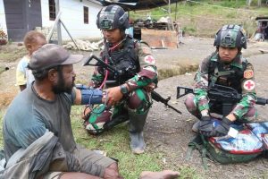 Ikut Lestarikan Budaya, Satgas Yonif R 303 Kostrad Bantu Masyarakat dalam Kegiatan Tradisi Bakar Batu