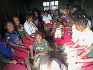 Meningkatkan Semangat Belajar, Satgas Yonif R 321 Kostrad Bantu Antar Jemput Anak Sekolah