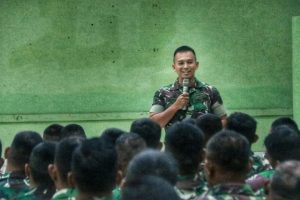 Komunikasi Pimpinan Dengan Anggota, Prajurit Yonarmed 9 Kostrad Menerima Jam Komandan