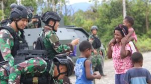 Wujud Kepedulian kepada Masyarakat, Prajurit Yonif R 514 Kostrad Bagikan Sembako