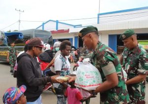 Atasi Kesulitan Rakyat, Yonif Rader 755 Kostrad Bagikan Nasi Kotak