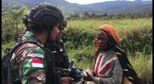 Jalin Kedekatan dengan Masyarakat Papua, Satgas Yonif R 303 Kostrad Berikan Pelayanan Kesehatan dari Honai ke Honai