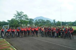 Meningkatkan Kesehatan Serta Kebugaran Tubuh, Pangdivif 2 Kostrad Gowes Bersama Prajurit Yonkes 2 Kostrad