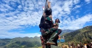 Rasa Kepedulian dan Empati Masyarakat Distrik Yigi Papua, Pos Satgas Yonif R 321 Kostrad Diserbu Warga