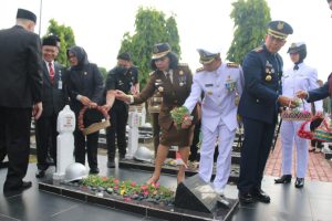 Danlanal Palembang Hadiri Upacara Ziarah Nasional Hari Pahlawan Tahun 2022 Di TMP Ksatria Ksetra Siguntang