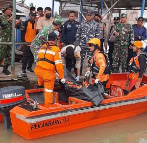 Tim SAR Lanal Dumai Evakuasi Orang Tenggelam Di Perairan Pulau Rupat