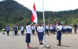 Tanamkan Nasionalisme dan Kedisiplinan Anak Papua, Satgas Yonif R 303 Kostrad Ajarkan Pelatihan Baris Berbaris