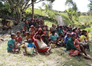 Penutupan Kedukaan Keluarga Sani di Papua, Satgas Yonif PR 305 Kostrad Bakar Batu