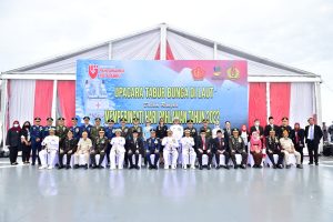 DANLANTAMAL III JAKARTA IKUT SERTA TABUR BUNGA DI LAUT DALAM RANGKA MEMPERINGATI HARI PAHLAWAN TAHUN 2022