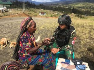 Peduli Kesehatan Masyarakat Puncak Papua, Satgas Yonif R 303 Kostrad Gelar Pengobatan Gratis