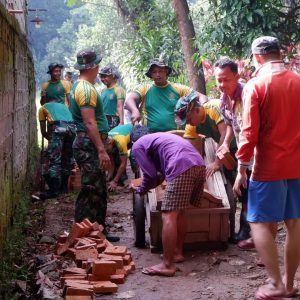 Karya Bakti TNI di Kampung Pedurenan Cibinong, Wujud Nyata Pengabdian Ajen Divif 1 Kostrad untuk Rakyat