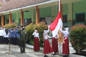 Tumbuhkan Semangat Juang Siswa SDN 1 Kesatrian Malang, Prajurit Yonarhanud 2 Kostrad Pimpin Peringatan Hari Pahlawan