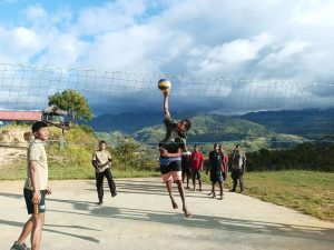 Jalin Hubungan yang Harmonis di Distrik Napua Jayawijaya, Satgas Yonif R 321 Kostrad Main Voli Bersama