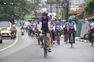 Wujud Kebersamaan dan Sinergitas, Yonif Raider 323 Kostrad dan Polres Banjar Gelar Sepeda Santai