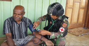 Tingkatkan Kepedulian Masyarakat Papua, Satgas Yonif R 303 Kostrad Gelar Pengobatan dan Bagikan Sembako Gratis