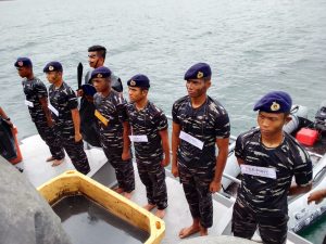 Danlanal Simeulue Tutup Masa Orientasi Tamtama Remaja Dengan Tradisi Mandi Samudera