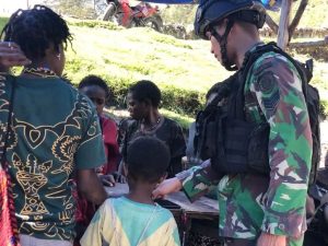 Meningkatkan Pengetahuan Anak Pedalaman Papua, Satgas Yonif R 303 Kostrad Ajarkan Teknologi