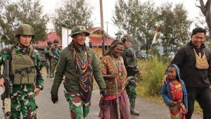 Tak Punya Babinsa, Satgas Yonif PR 305 Kostrad Utus Bintara Masuk Dapur