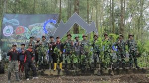 Hijaukan Gunung Pucung Batu Malang, Yonif Para Raider 502 Kostrad Tanam Pohon