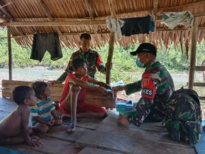 Peduli Kesehatan Suku Mausuane, Satgas Yonarmed 1 Kostrad Berikan Pengobatan Gratis