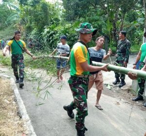 Tanggap Bencana Alam, Yonif MR 411 Kostrad Bantu Warga Bersihkan Material Tanah Longsor