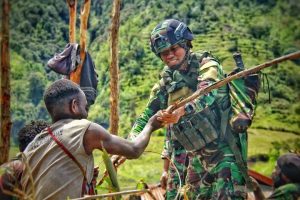 Menjaga Kearifan Lokal di Papua, Satgas Yonif R 321 Kostrad dan Warga Bahu-Membahu Bangun Honai
