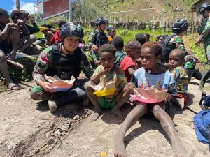 Ajak Anak-anak Makan Bersama, Cara Satgas Yonif R 303 Kostrad Dekati Anak Papua