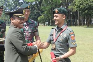 Berikan Penghargaan Kepada Prajurit, Yonif PR 502 Kostrad Lepas 14 Prajurit Terbaik