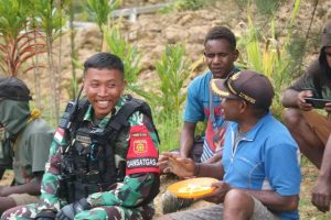 Hadir di Tengah-tengah Masyarakat Puncak Papua, Satgas Yonif R 303 Kostrad Turun Langsung Temui Masyarakat