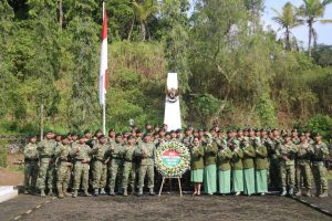 Peringati HUT Ke-72 Batalyon, Prajurit Yonif R 323 Kostrad Ziarah ke Taman Makam Bahagia Kusuma Bangsa Kota Banjar