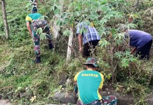 Pelihara Kebersihan Lingkungan Dusun Gondang, Denpal Divif 2 Kostrad Bersama Masyarakat Bersihkan Jalan