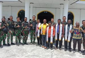 Bangkitkan Rasa Persaudaraan di Kenyam Papua, Satgas Yonif R 514 Kostrad Ibadah Bersama