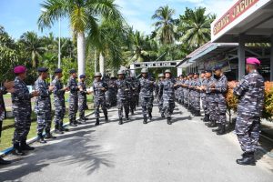 TNI AL Lanal TBA Tutup OJT Perwira Remaja Dengan Long March dan Siram Kembang
