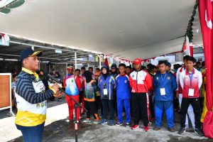 Komandan Pangkalan Utama TNI AL XII Pontianak Serahkan Piala Bergilir Juara Umum Lomba Dayung Porprov XIII 2022